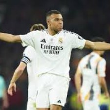 Mbappé, frustré, reste sur le banc.